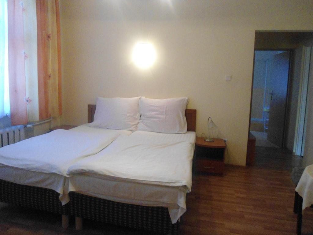 Hotel Pod Platanami Trzebnica Δωμάτιο φωτογραφία