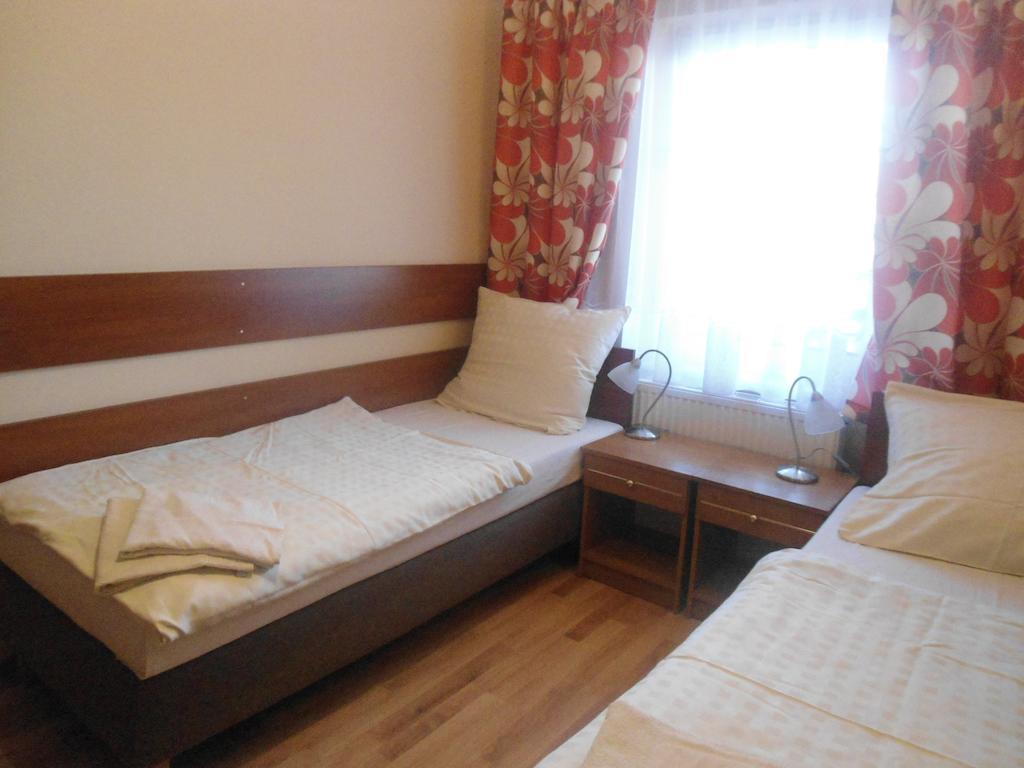 Hotel Pod Platanami Trzebnica Δωμάτιο φωτογραφία