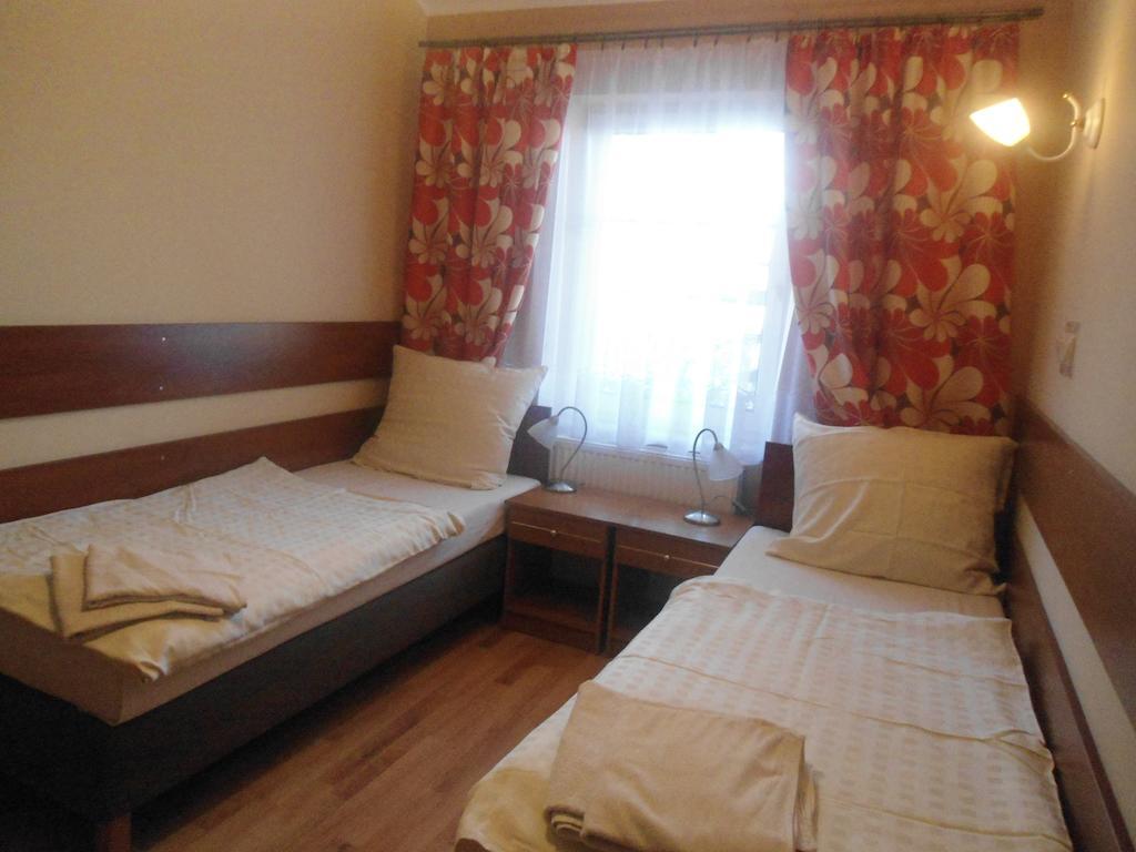 Hotel Pod Platanami Trzebnica Εξωτερικό φωτογραφία