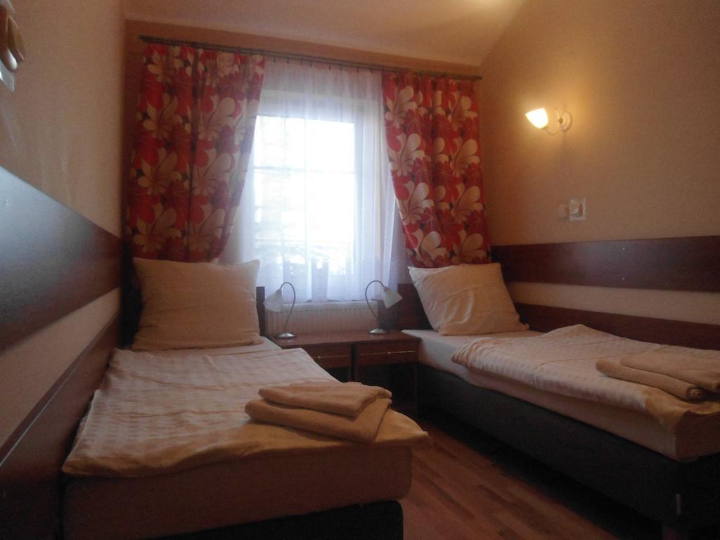 Hotel Pod Platanami Trzebnica Εξωτερικό φωτογραφία