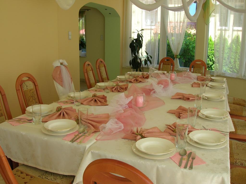 Hotel Pod Platanami Trzebnica Εξωτερικό φωτογραφία