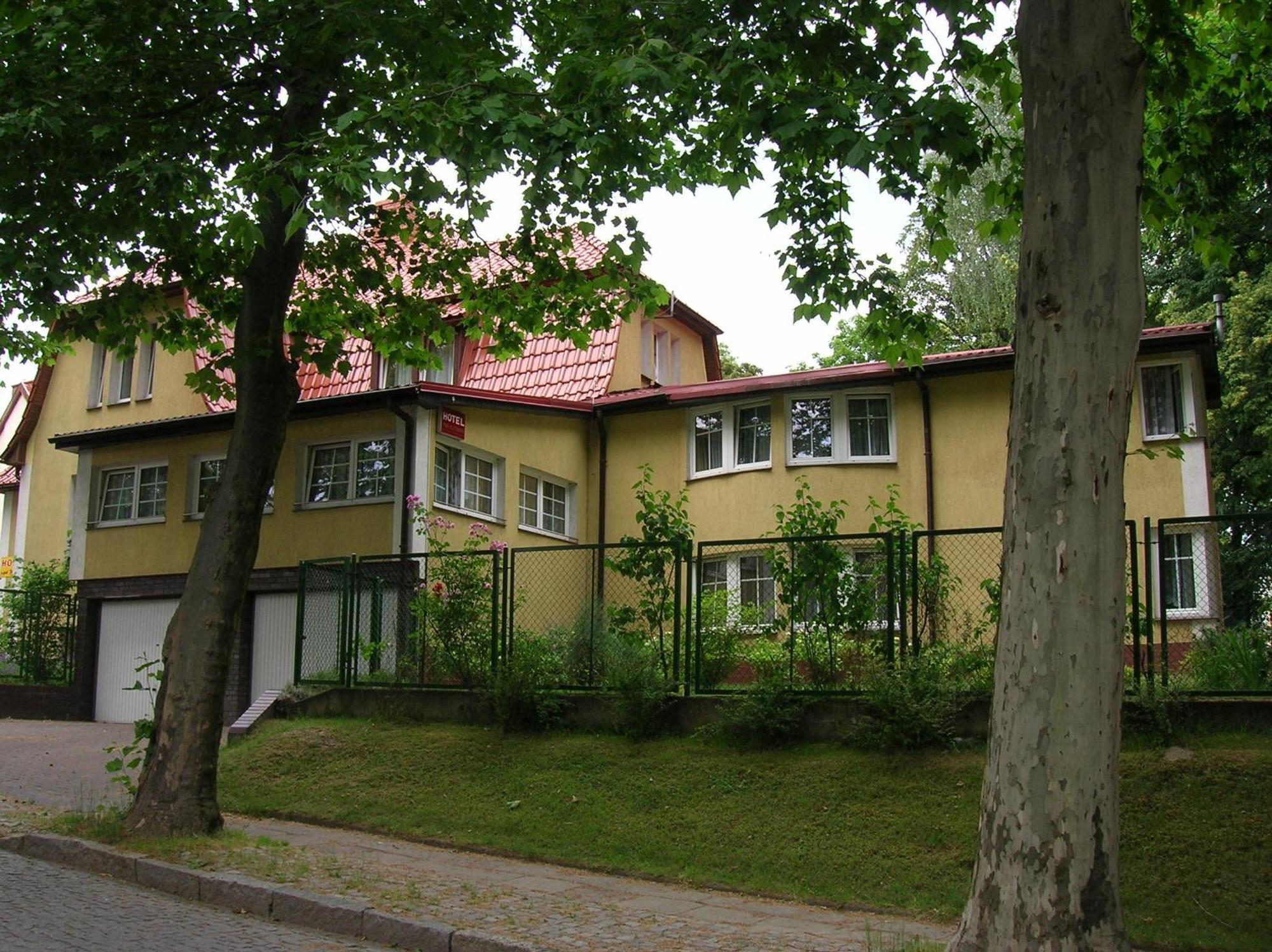 Hotel Pod Platanami Trzebnica Εξωτερικό φωτογραφία