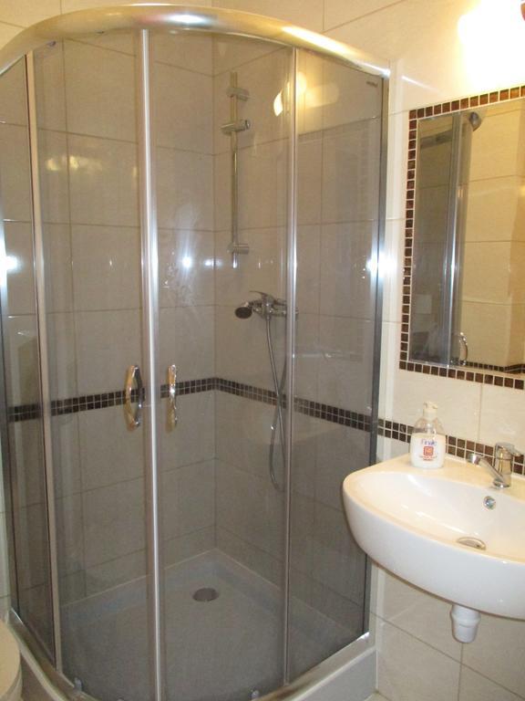 Hotel Pod Platanami Trzebnica Εξωτερικό φωτογραφία