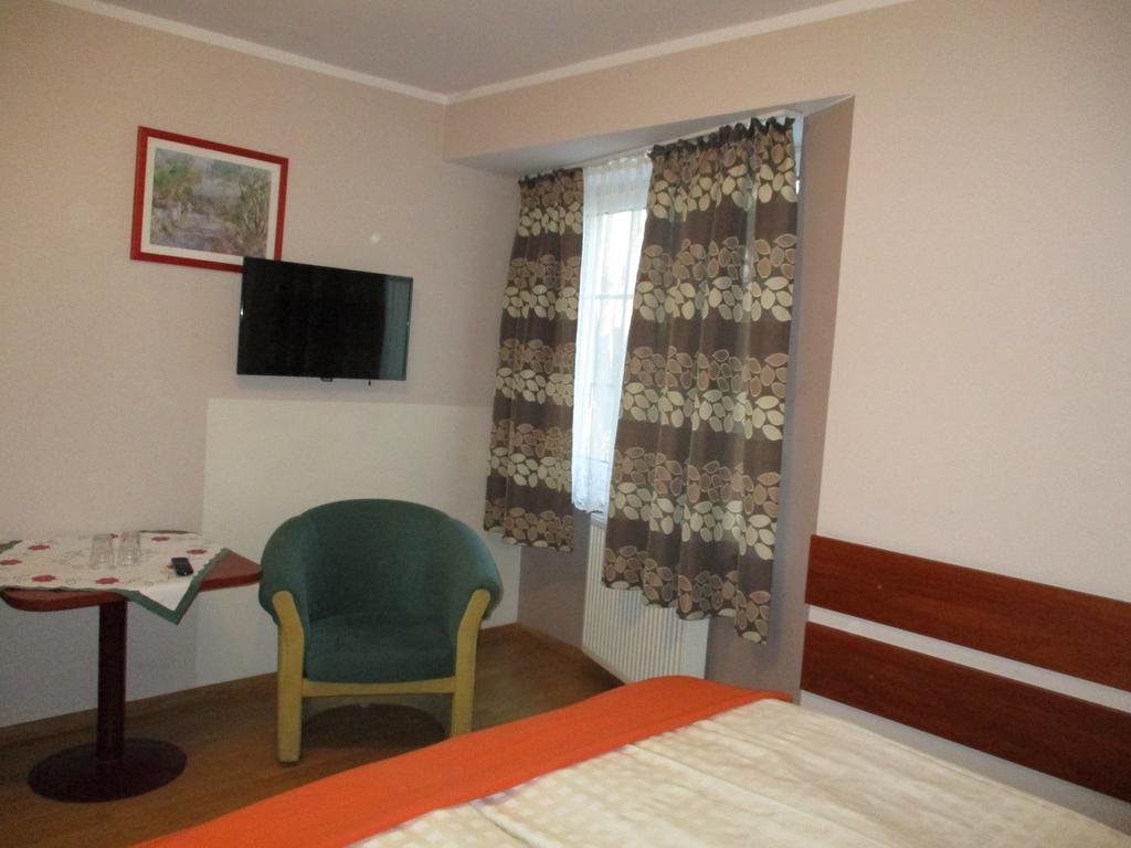 Hotel Pod Platanami Trzebnica Εξωτερικό φωτογραφία