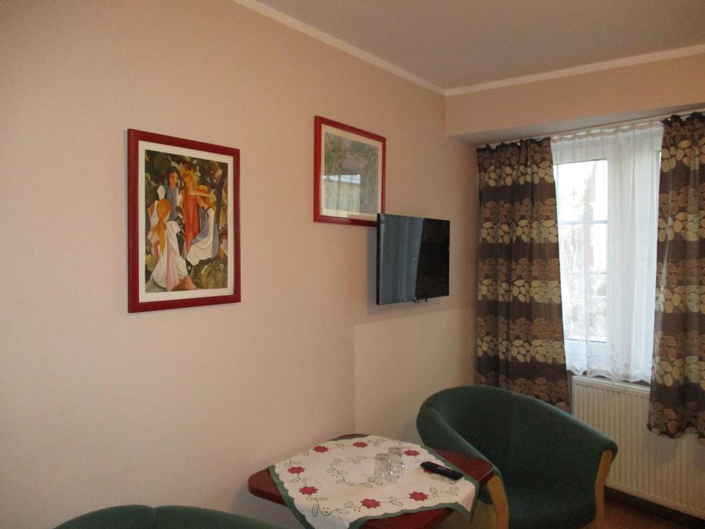 Hotel Pod Platanami Trzebnica Εξωτερικό φωτογραφία