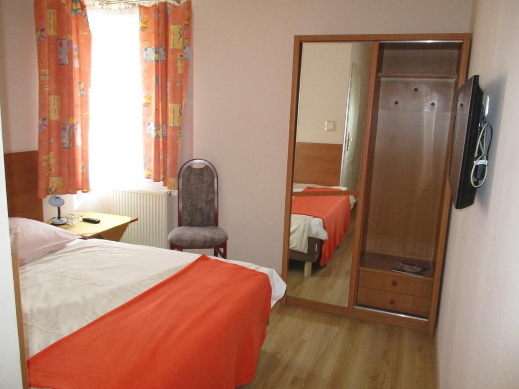 Hotel Pod Platanami Trzebnica Εξωτερικό φωτογραφία