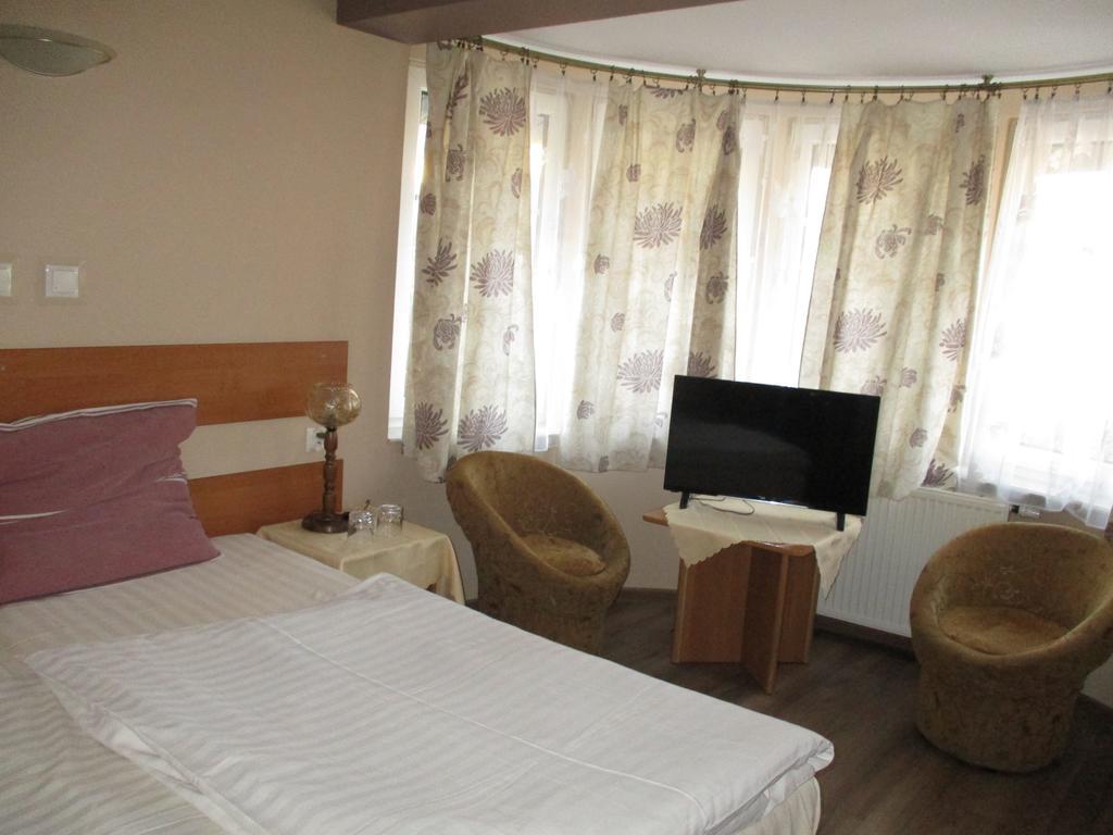 Hotel Pod Platanami Trzebnica Εξωτερικό φωτογραφία