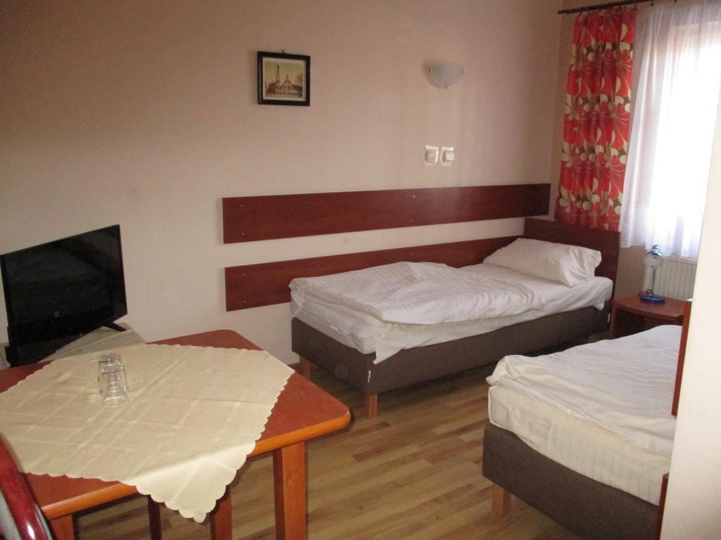 Hotel Pod Platanami Trzebnica Εξωτερικό φωτογραφία
