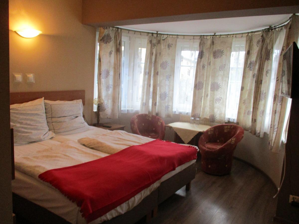 Hotel Pod Platanami Trzebnica Εξωτερικό φωτογραφία