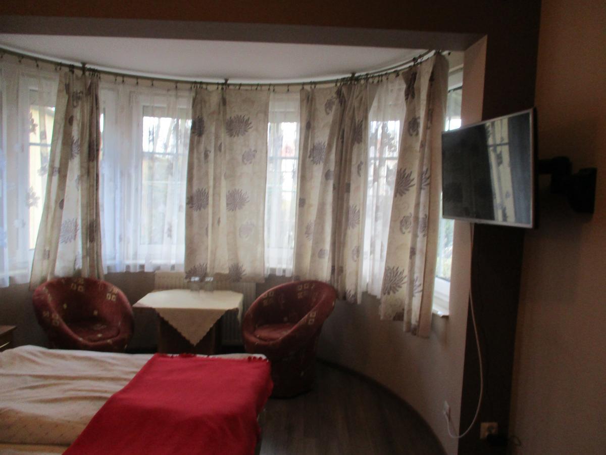 Hotel Pod Platanami Trzebnica Εξωτερικό φωτογραφία